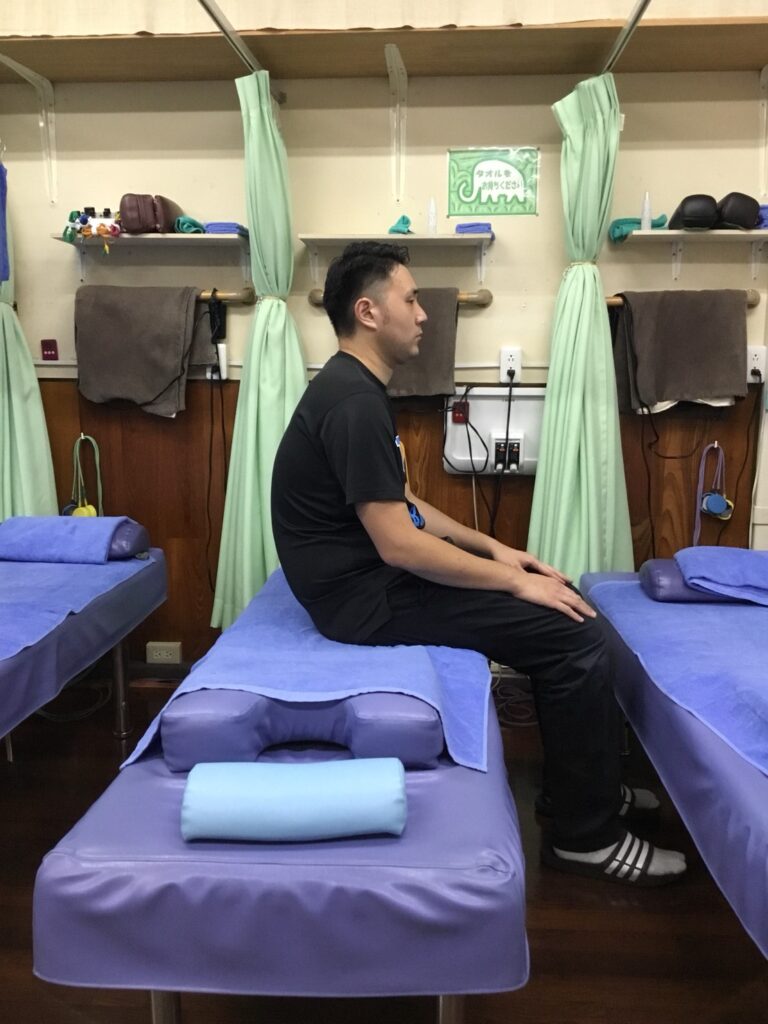 座っている時の姿勢不良画像