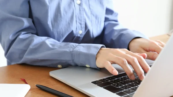 デスクワークなど長時間座っていて腰が痛くなってしまった人！あなたの姿勢はどうなっていますか？