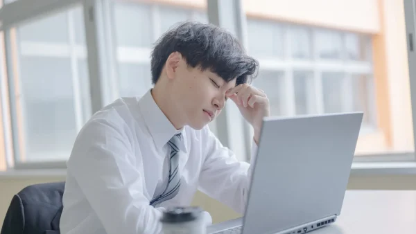 目の疲れからくる頭痛！鍼治療でスッキリ改善