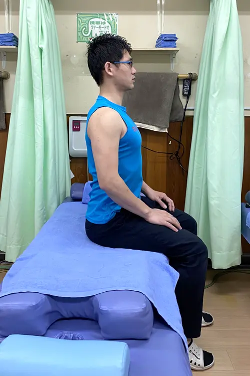 背中が伸び首が背骨の延長線上にある、良い姿勢