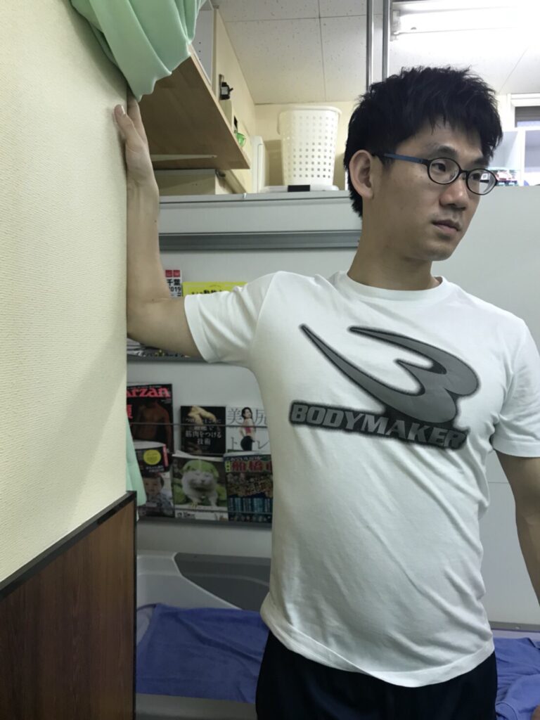 室内の角で大胸筋を伸ばすストレッチ