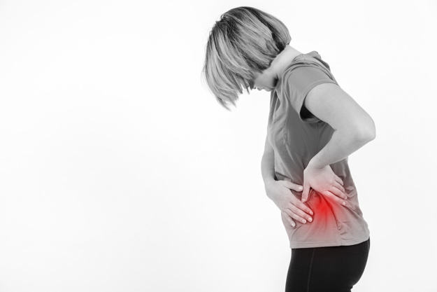 腰をおさえる女性