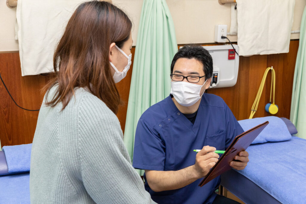 患者様にカウンセリング・問診中