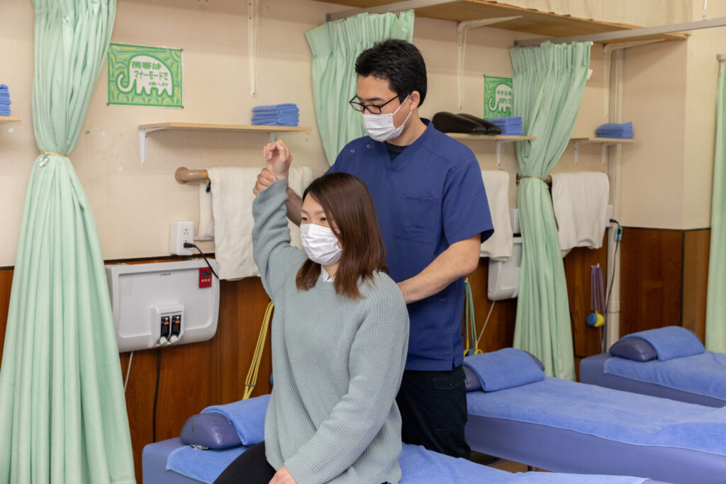 肩周りの施術中