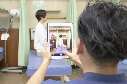 姿勢の分析のためにiPadで撮影中