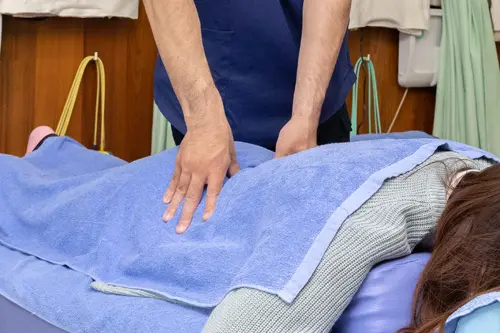 腰の施術中